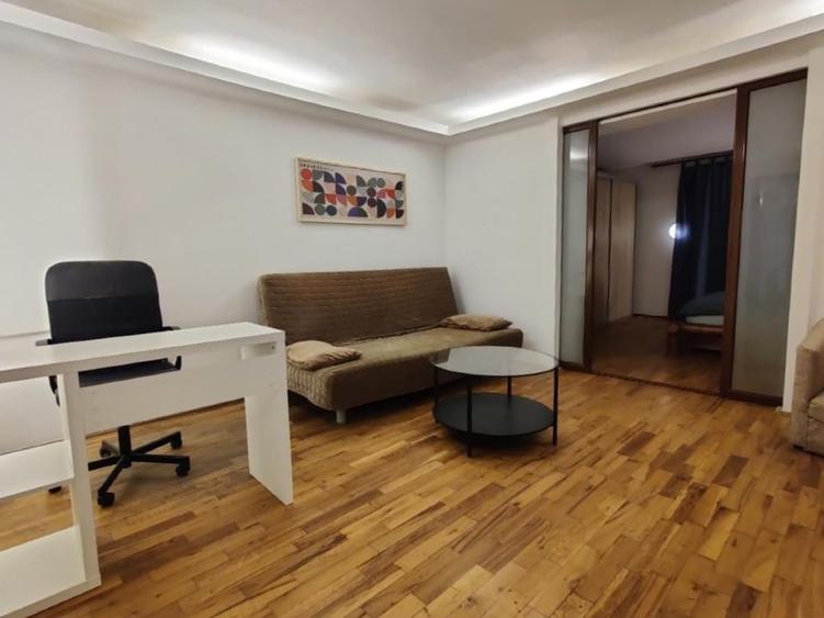 Apartament cu 3 camere semidecomandat, mobilat în Dacia