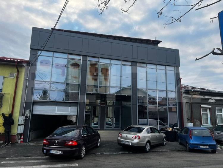 Casă individuală cu 18 camere cu Canalizare în Central