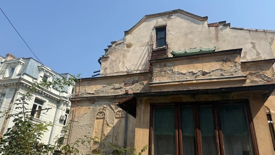 Casă individuală cu 6 camere cu Canalizare în Calea Victoriei
