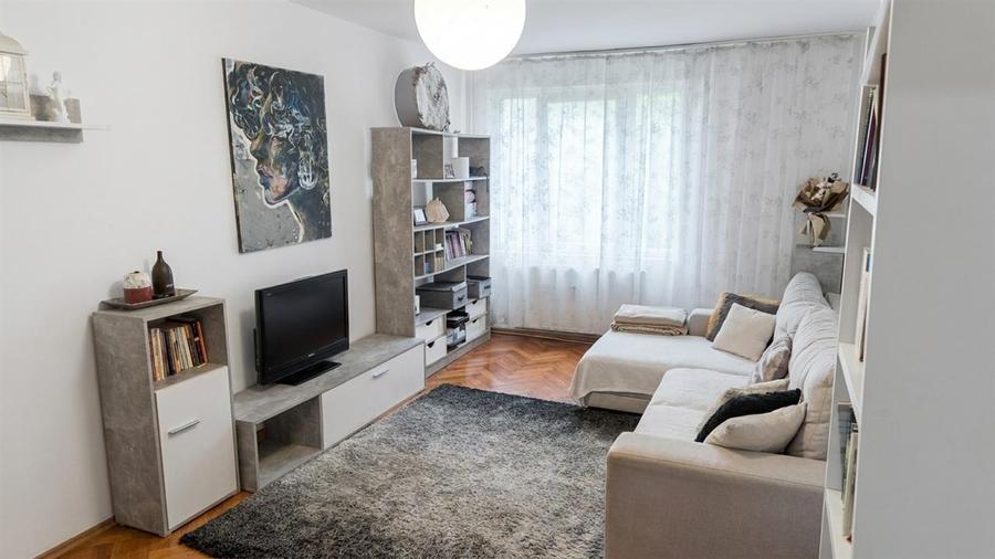 Apartament cu 4 camere decomandat în Sânmartin