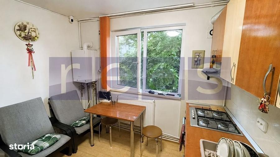 Apartament cu 3 camere semidecomandat în Jiului