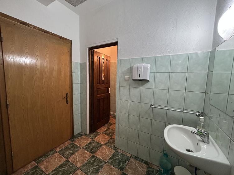 Casă individuală cu 21 camere cu Canalizare în Central