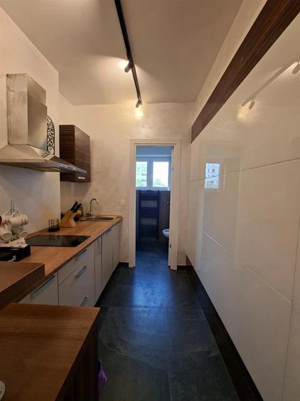 Apartament cu 5 camere semidecomandat în Romană