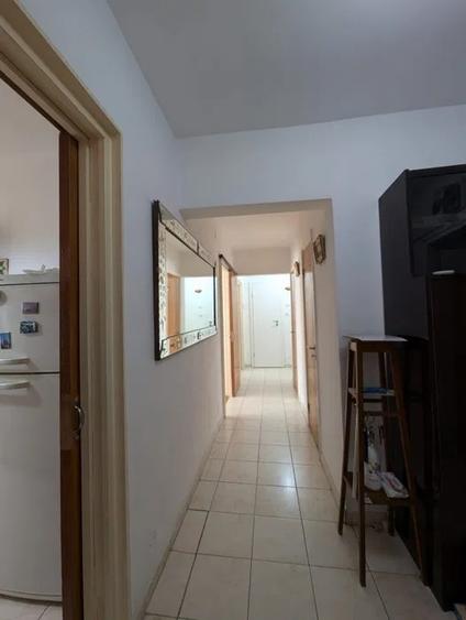Apartament cu 3 camere decomandat, mobilat în Berceni