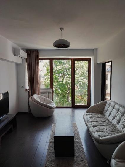 Apartament cu 3 camere semidecomandat, mobilat în Universitate