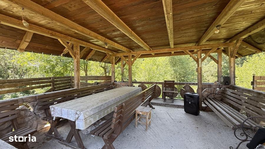 Casă cu 4 camere cu Teren 3000 Mp în Sadova