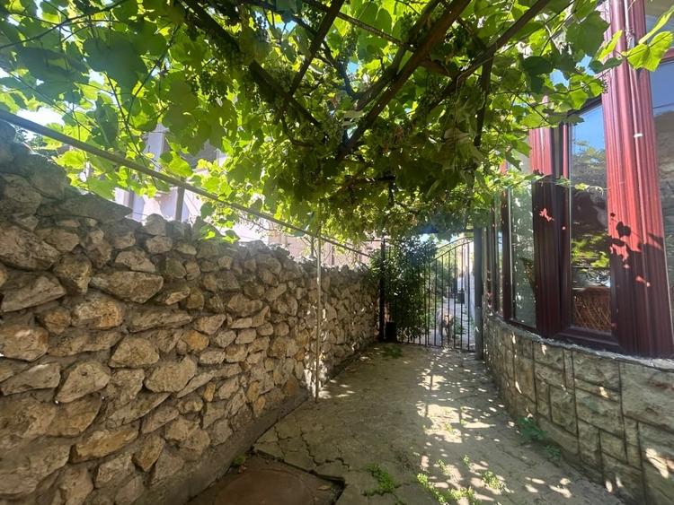Casă individuală cu 8 camere cu Canalizare în Faleza Nord