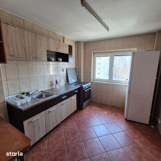 Apartament cu 3 camere decomandat în Tei
