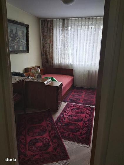 Apartament cu 3 camere semidecomandat în Centrul Civic