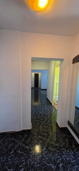 Apartament cu 3 camere semidecomandat în Titan