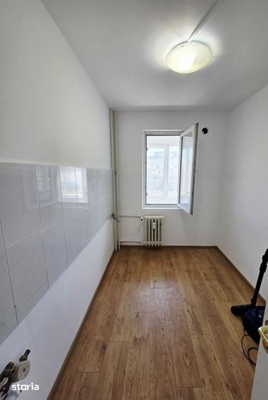 Apartament cu 3 camere decomandat în Tei
