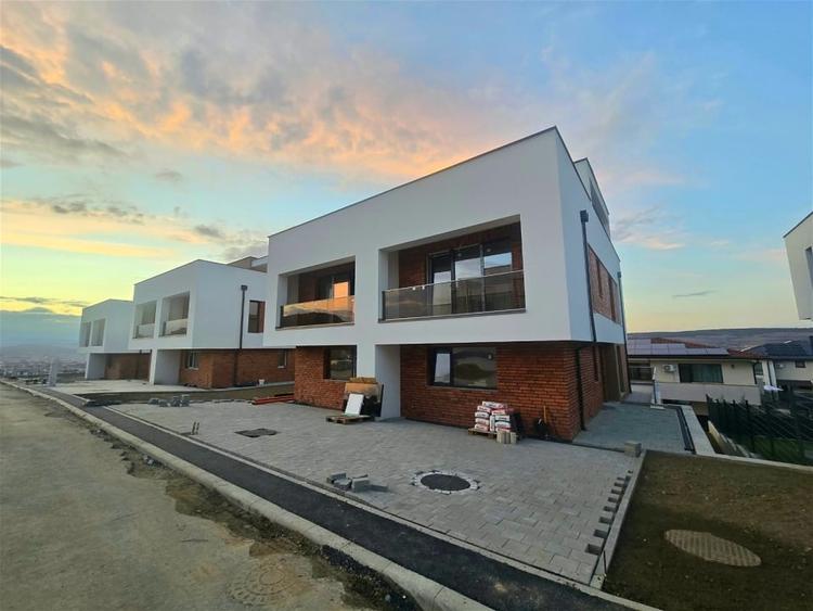 Duplex cu 5 camere cu Canalizare în Florești