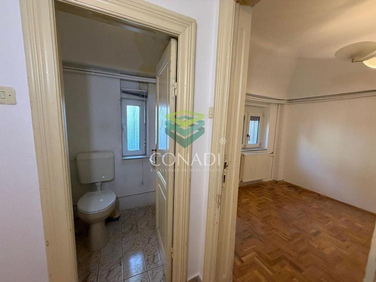 Casă individuală cu 8 camere cu Canalizare în Capitale