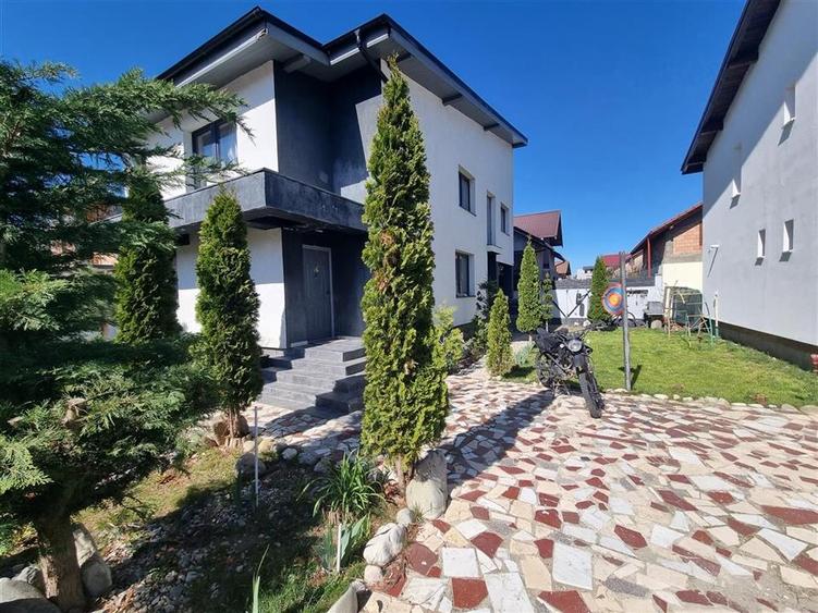 Casă individuală cu 4 camere cu Teren 400 Mp în Central
