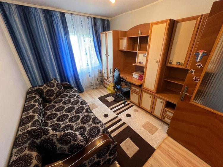 Apartament cu 3 camere decomandat, mobilat în Central
