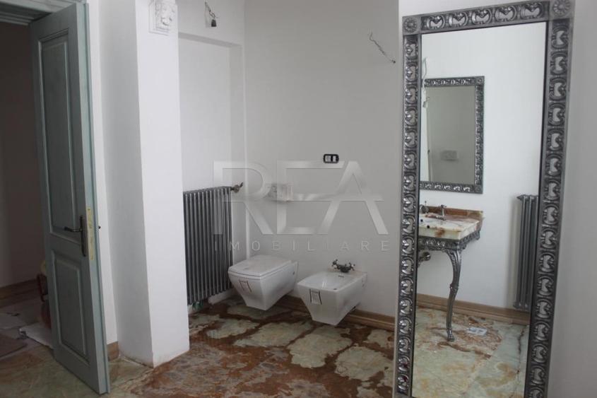 Casă individuală cu 27 camere cu Canalizare în Central