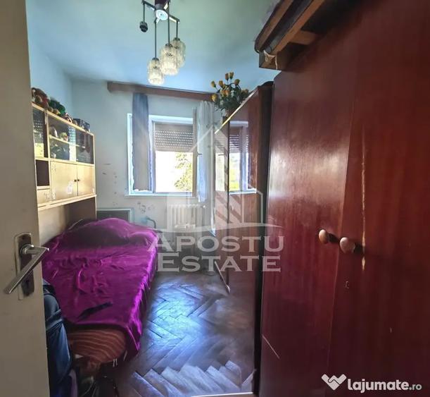 Apartament cu 4 camere semidecomandat în Dacia
