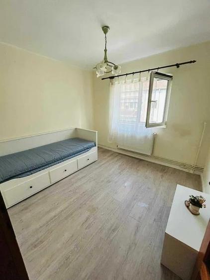 Apartament cu 3 camere semidecomandat, mobilat în Complex Studențesc