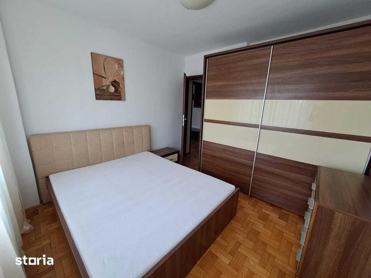 Apartament cu 3 camere semidecomandat în Berceni