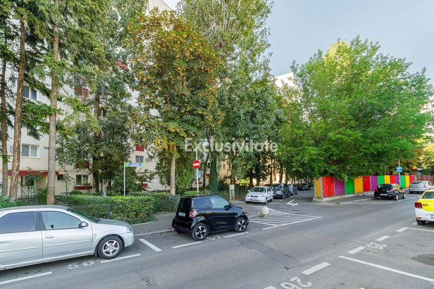 Apartament cu 3 camere semidecomandat în Apărătorii Patriei