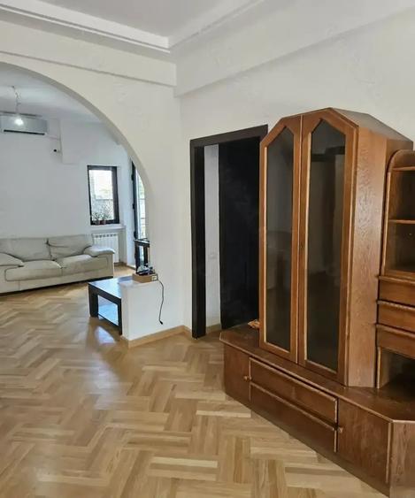 Apartament cu 4 camere în Moșilor