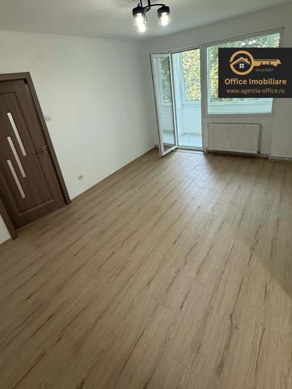 Apartament cu 3 camere semidecomandat în Săsar