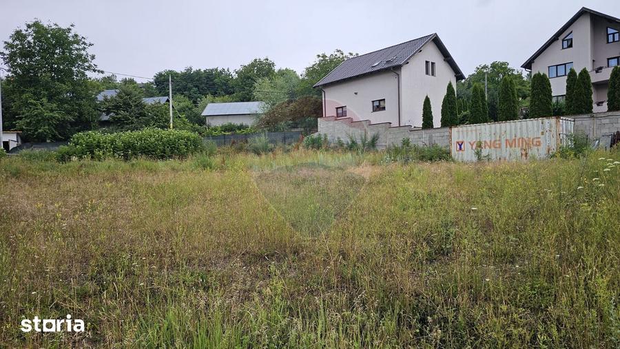 Teren de 2700 mp, în Central