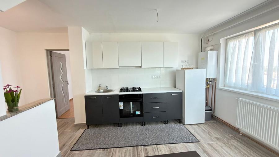 Apartament cu 2 camere semidecomandat, mobilat în Est