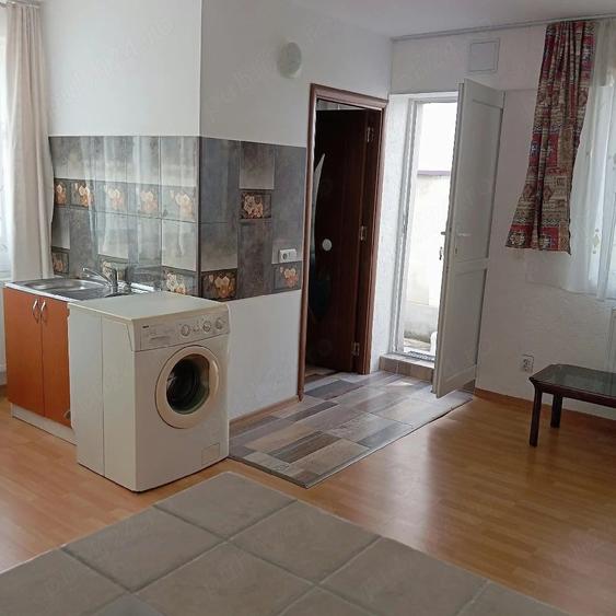 Garsonieră decomandată în Central