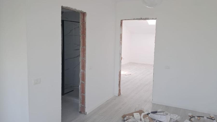 Casă individuală cu 8 camere cu Teren 500 Mp în Domnești