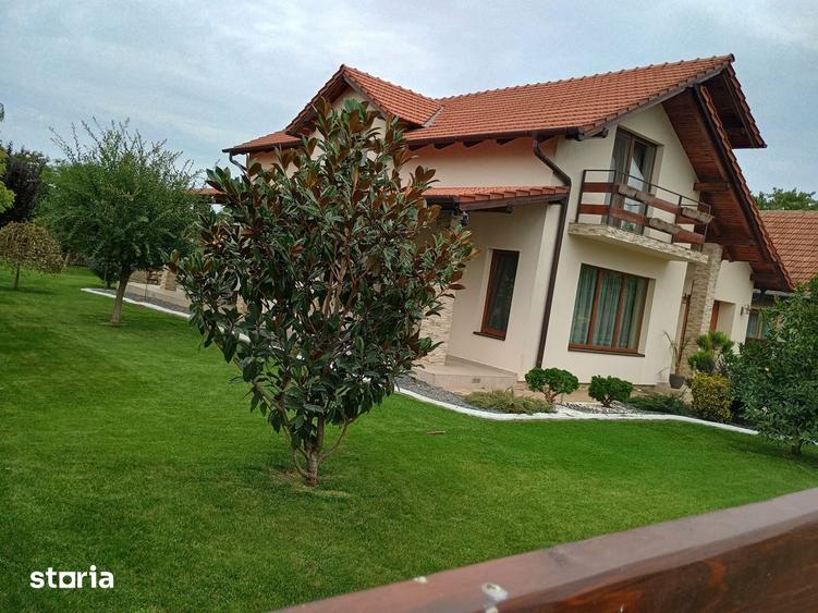 Casă cu 4 camere cu Teren 1036 Mp în Central