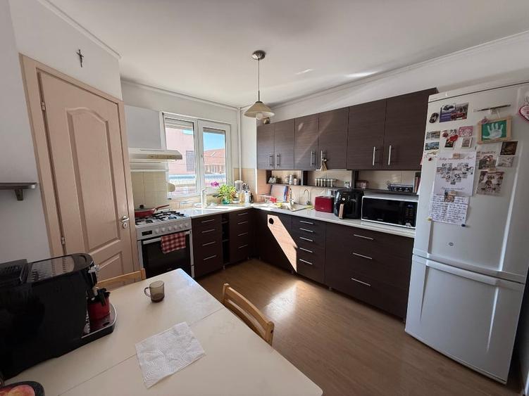 Apartament cu 4 camere decomandat, mobilat în Rogerius