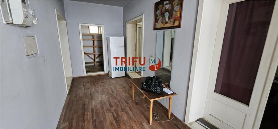 Casă individuală cu 8 camere cu Garaj în Ampoița