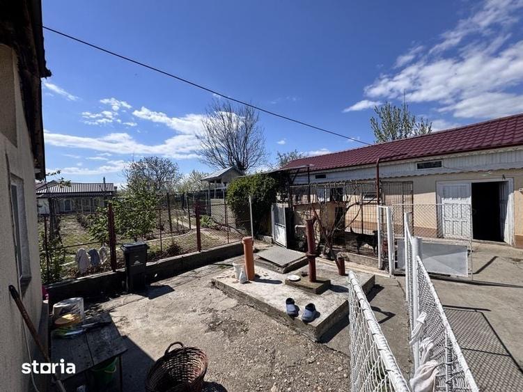 Casă cu 4 camere cu Teren 2000 Mp în Răstoaca