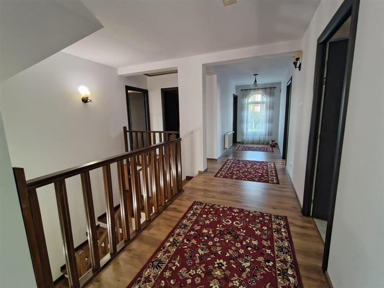 Casă individuală cu 7 camere cu Teren 800 Mp în Sfântu Ilie
