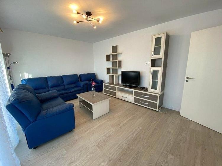 Apartament cu 3 camere decomandat în Tractorul