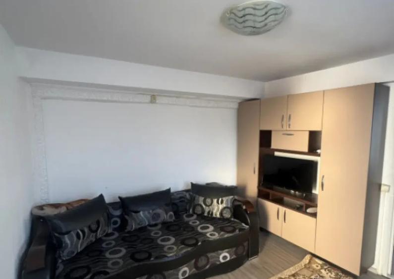 Apartament cu 3 camere semidecomandat în Orașul Vechi