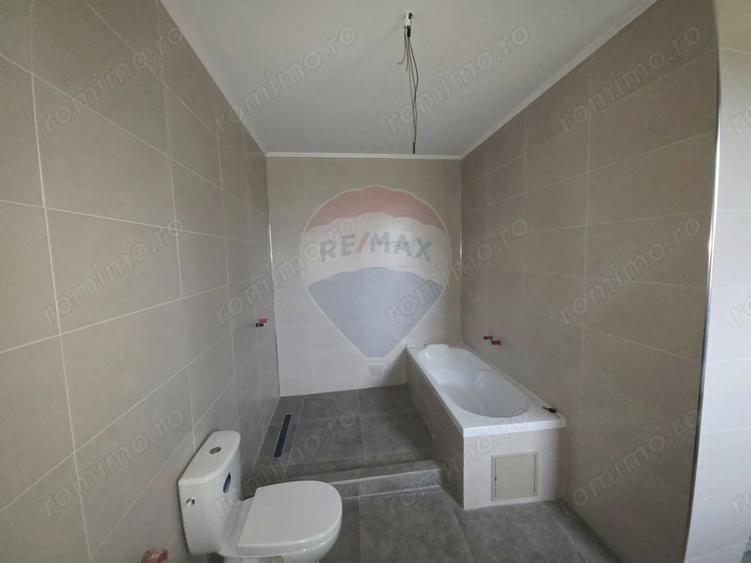 Casă cu 5 camere cu Teren 6110 Mp în Girov