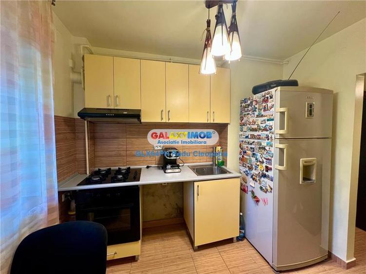 Apartament cu 3 camere semidecomandat, mobilat în Nord