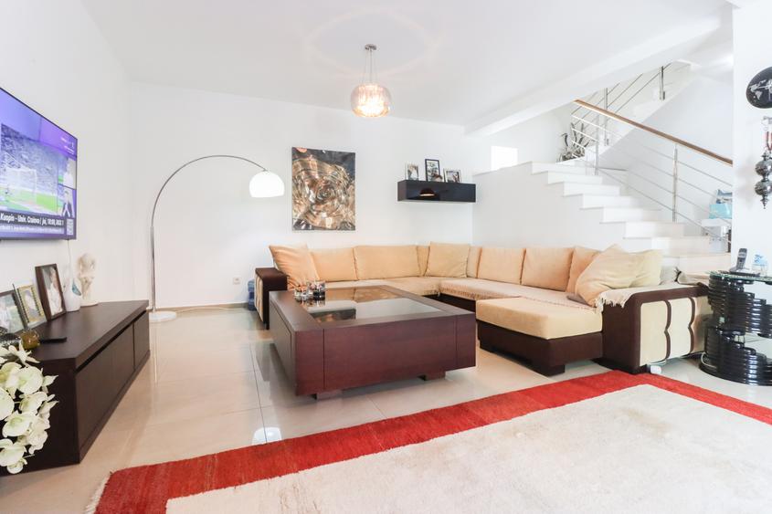 Duplex cu 4 camere cu Canalizare în 1 Decembrie