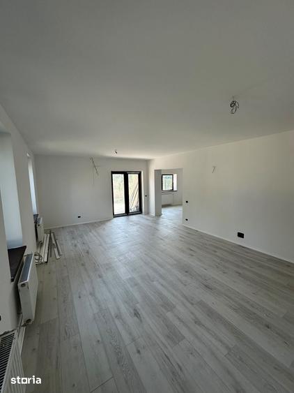 Casă cu 5 camere cu Teren 483 Mp în Corbeanca