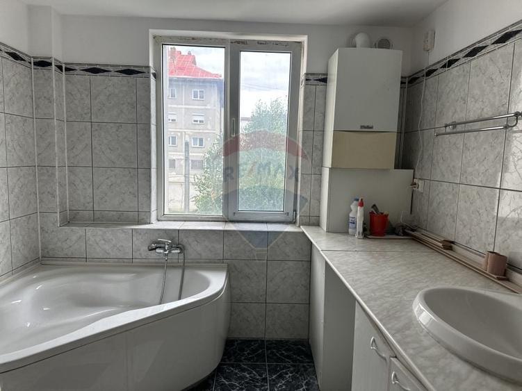 Apartament cu 4 camere decomandat în Calea Romanului