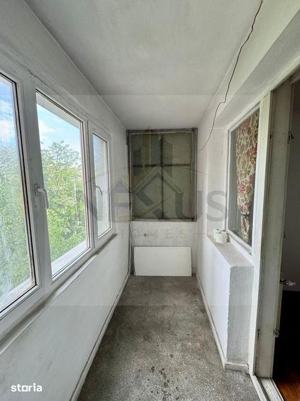Apartament cu 3 camere semidecomandat în Berceni