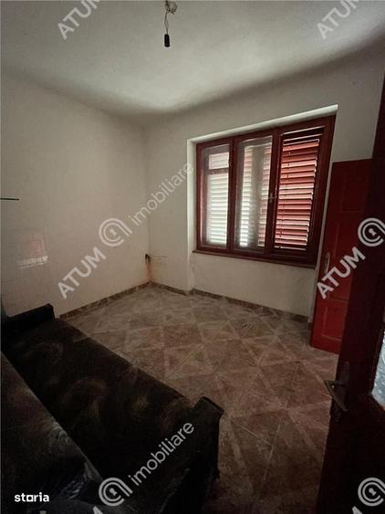 Casă cu 4 camere decomandat în Sub Arini