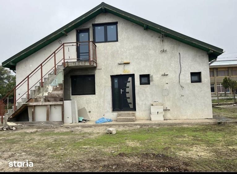 Casă cu 5 camere cu Teren 1000 Mp în Berteștii de Jos