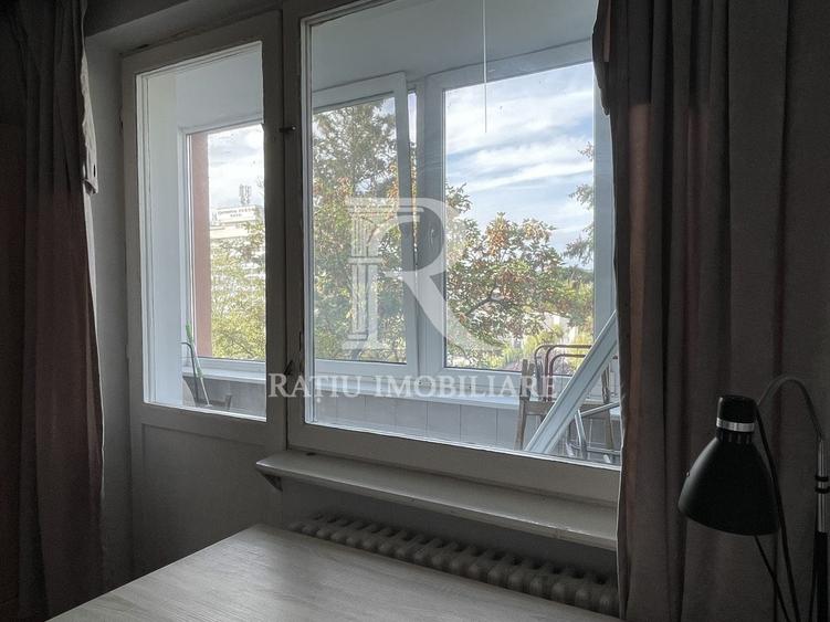 Apartament cu 3 camere semidecomandat, mobilat în Centru Civic