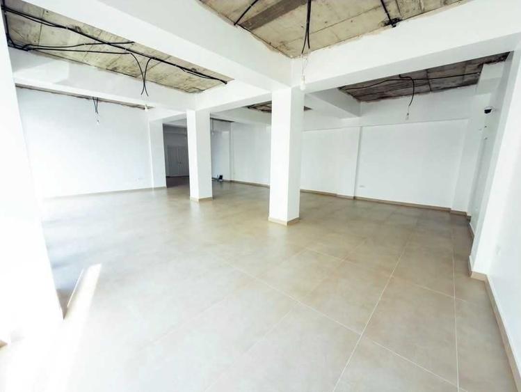 Spațiu comercial, de 360 mp, în Est