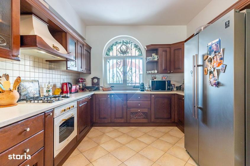 Casă cu 7 camere cu Teren 720 Mp în Văcăresti
