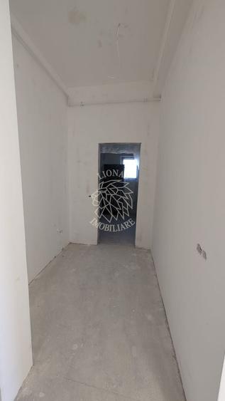 Penthouse cu 3 camere semidecomandat în Sud
