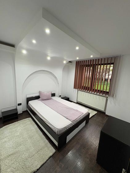 Apartament cu 3 camere semidecomandat în Cetate